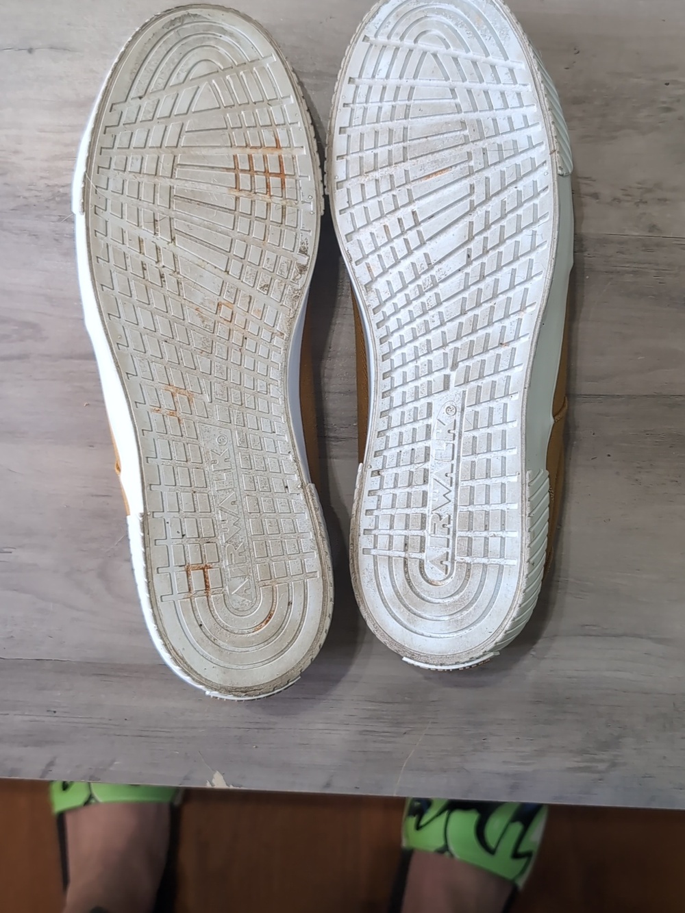 Airwalk Men's Brown Corduroy Low-Top Sneakers with White Laces. - Picture 4 of 4